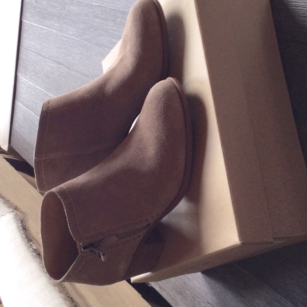 Lucky brand ankle boots beige size 8. Style LP Brennan stonerock oiled suede